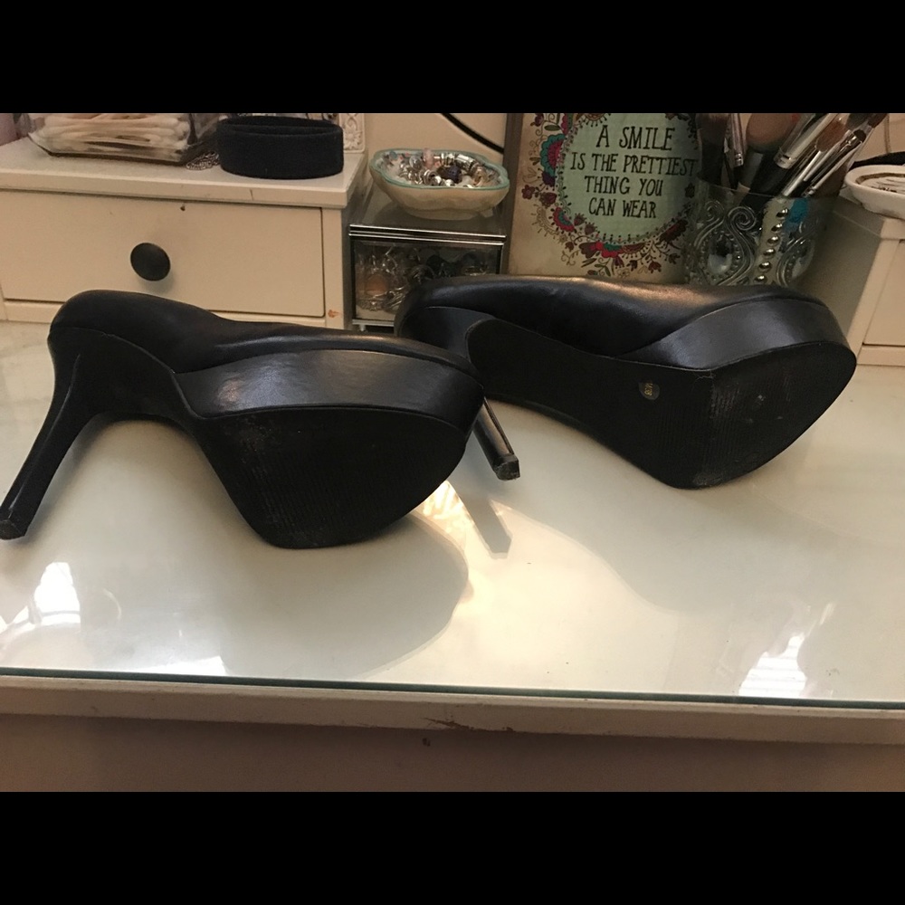 Black Pumps - image 4